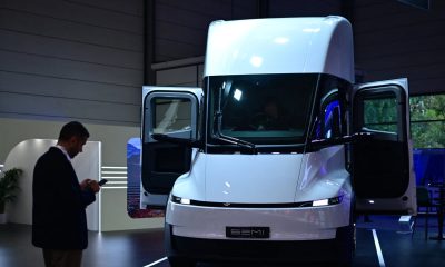 Tesla-ն առաջին հաճախորդներին է հանձնում Semi էլեկտրական բեռնատարները