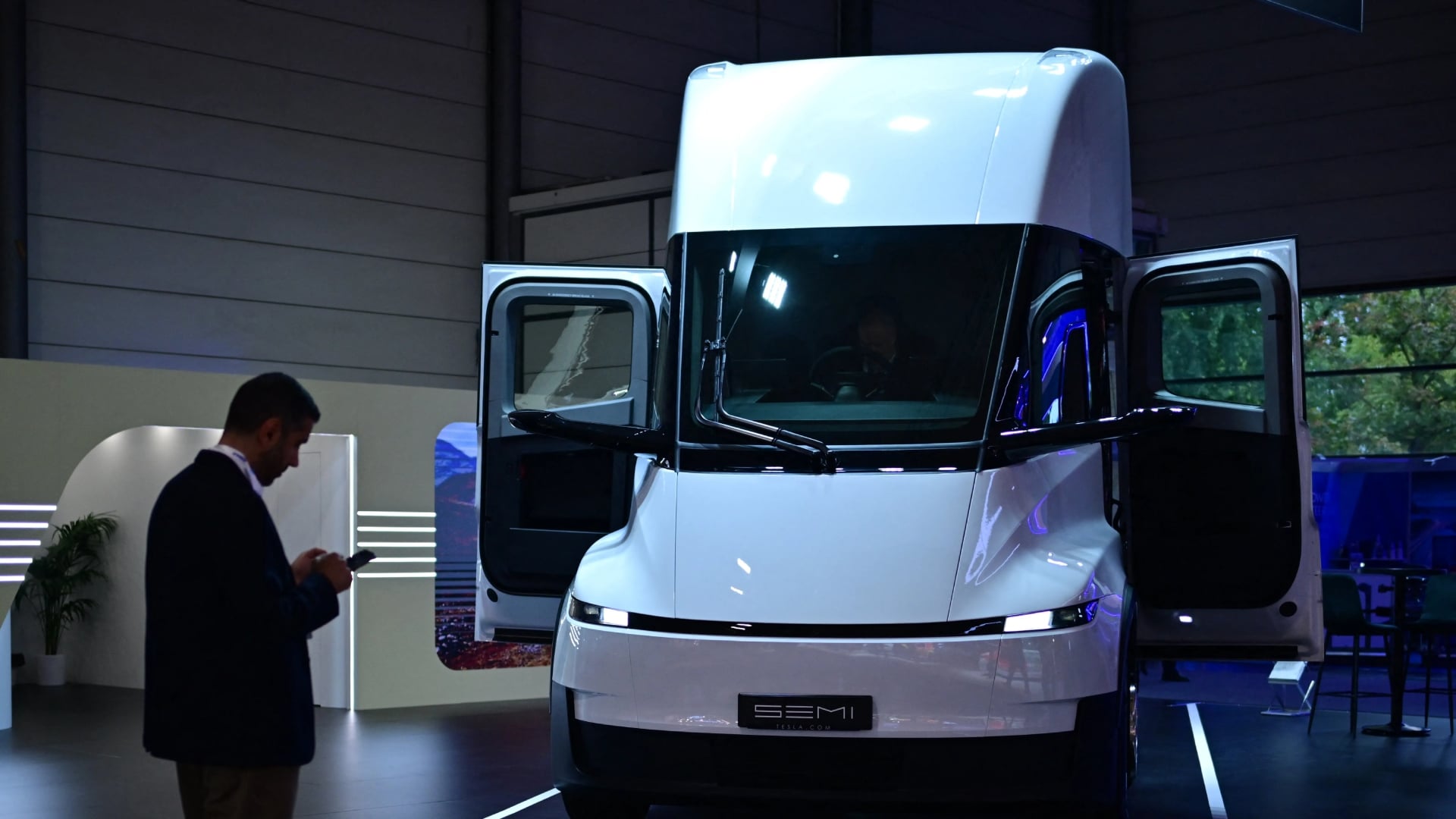 Tesla-ն առաջին հաճախորդներին է հանձնում Semi էլեկտրական բեռնատարները