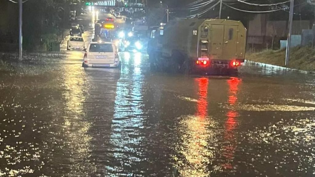В Ереване и Котайке спасатели откачали около 27 тонн воды после ливня