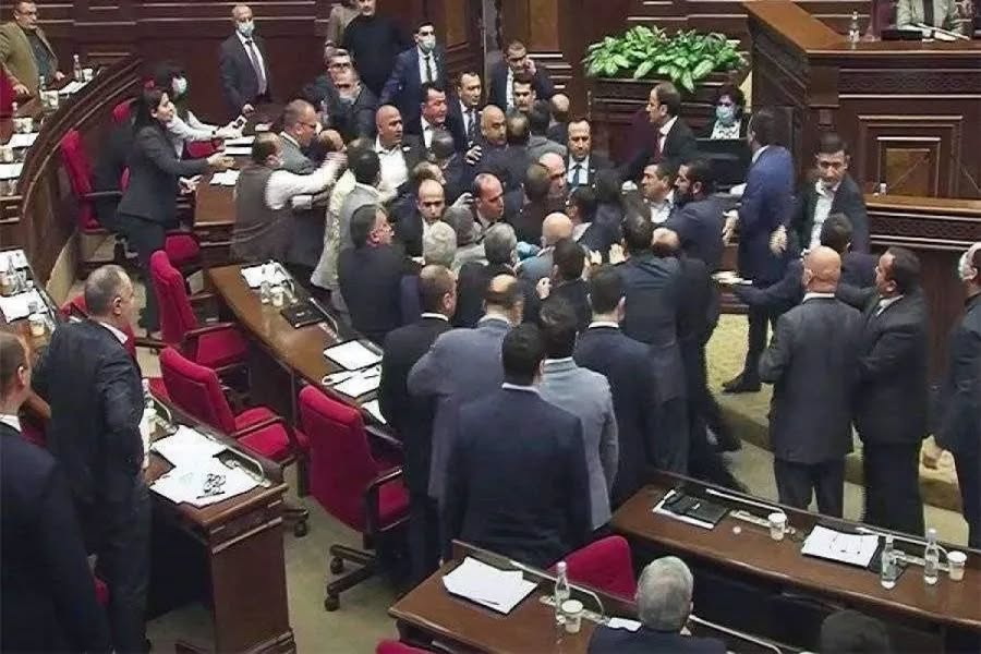 Эдгар Казарян объяснил, почему не вмешался в драку: «Я оказался заблокирован»