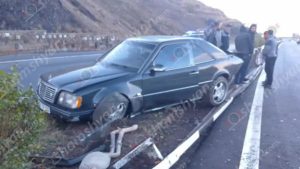 На поворотах «Чайни» Mercedes врезался в металлические ограждения: пострадавших нет