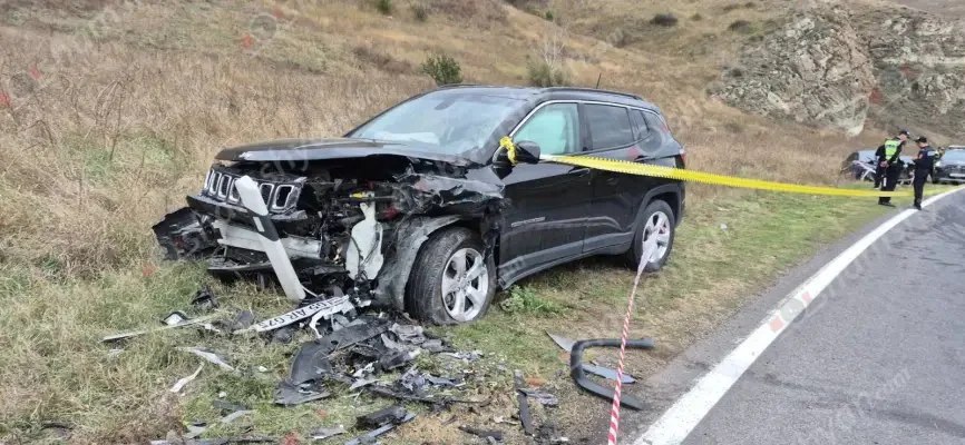 На трассе Спитак—Гюмри столкнулись Mercedes и Jeep Compass: пострадали пять человек
