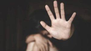 Бил жену, угрожал ножом и рассылал ее обнаженные фото: дело направлено прокурору