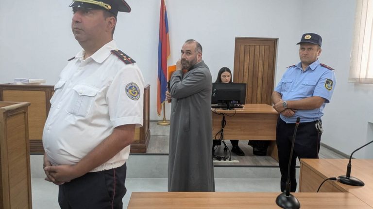 Суд прекратил дело о восстановлении Армана Сарояна на посту главы Масиацотнской епархии
