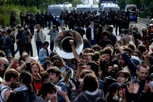 В Париже сотни студентов вышли на акцию протеста: полиция перекрыла дорогу к площади Бастилии