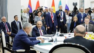 Доклад о возможной приостановке членства Армении в ЕАЭС: Ереван пытается усидеть на двух интеграционных стульях