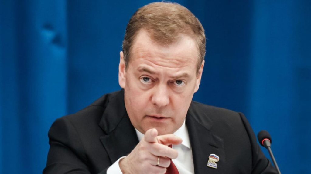 Медведев: закон об организованном привлечении мигрантов к работе представят через две недели