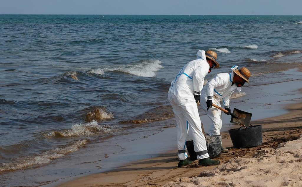 Из-за утечки нефти в ОАЭ временно закрыли все пляжи Умм-эль-Кайвайна
