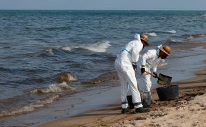 Из-за утечки нефти в ОАЭ временно закрыли все пляжи Умм-эль-Кайвайна