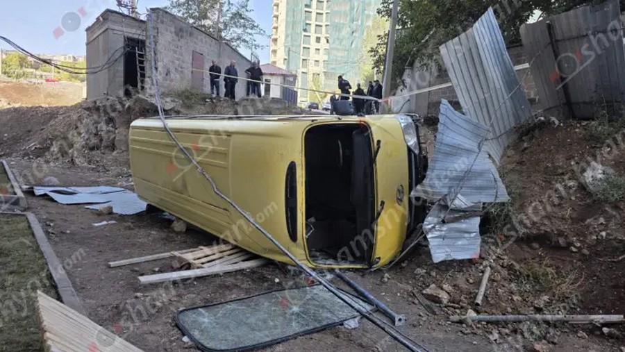 В Ереване перевернулся автобус: 11 иностранцев доставили в больницы