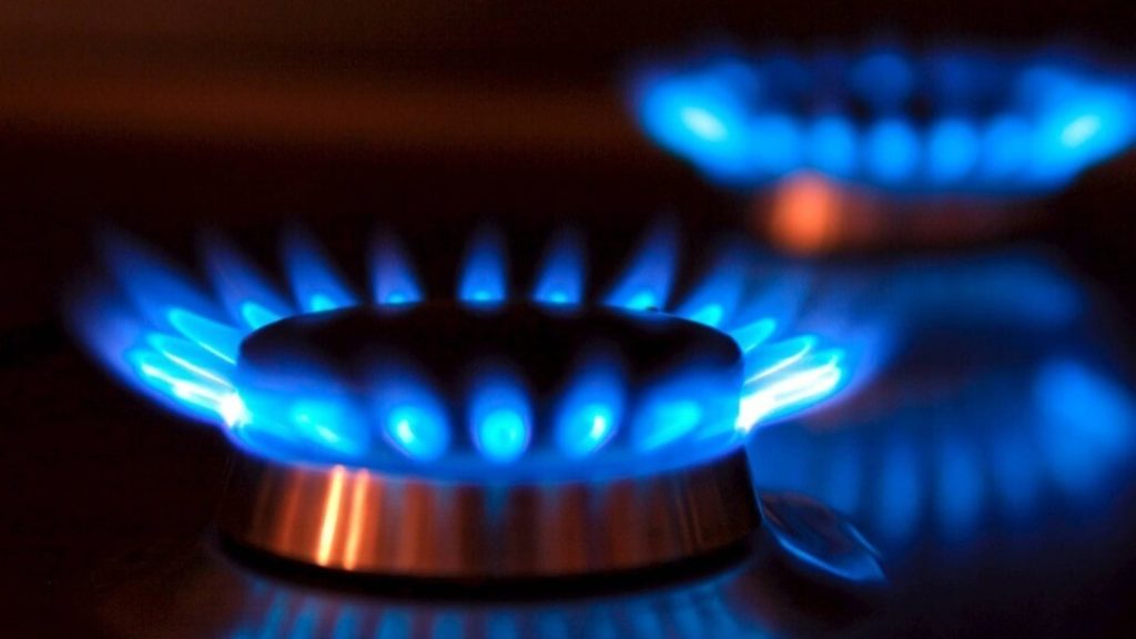 В Ехварде из-за удара автомобиля поврежден газопровод: подача газа прекращена по нескольким адресам