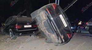 В Котайкской области Maybach протаранил газовые трубы и перевернулся: пострадали два человека