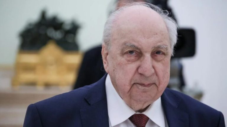 Путин поздравил академика Чубаряна с 95-летием и отметил его вклад в историческую науку