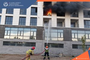 В Ереване пожар в пустующей квартире удалось потушить за 40 минут