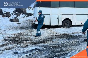 На дороге к озеру Кари автобус застрял в снегу: спасены 49 пассажиров, включая 20 детей