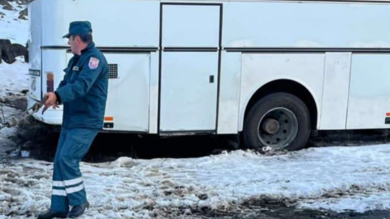 На дороге к озеру Кари автобус застрял в снегу: спасены 49 пассажиров, включая 20 детей