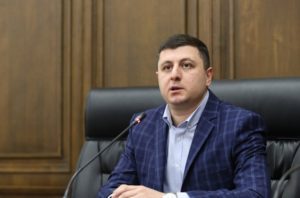 «О каком участии речь?»: Абрамян раскритиковал празднование успеха кандидата от «Гражданского договора»