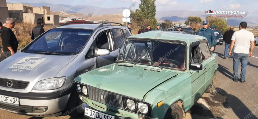 На перекрестке Сарамеджа столкнулись три автомобиля: пассажир доставлен в больницу в стабильно тяжелом состоянии