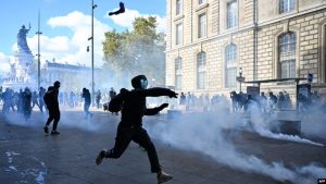 После протестов во Франции задержали 1 435 человек, пострадали сотни полицейских и демонстрантов