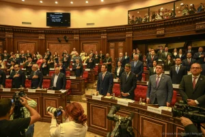 «Грапарак»: некоторые депутаты от правящей партии могут поддержать оппозицию, чтобы не допустить досрочных выборов