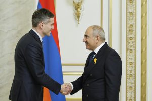 Пашинян и глава МИД Нидерландов обсудили мир между Арменией и Азербайджаном и разблокировку коммуникаций