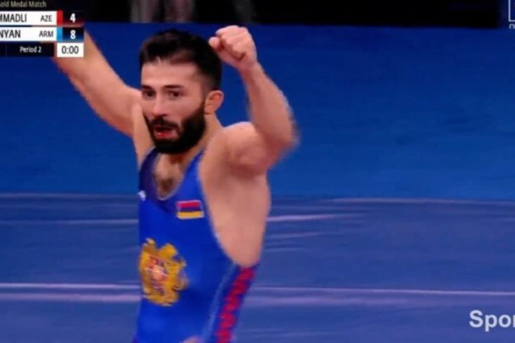 Карен Асланян победил азербайджанского борца и стал чемпионом мира