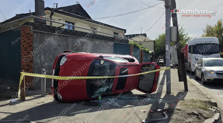 «Opel Corsa»-ն կողաշրջվել է մայթին․ 2 մարդ տեղափոխվել է «Էրեբունի» ԲԿ