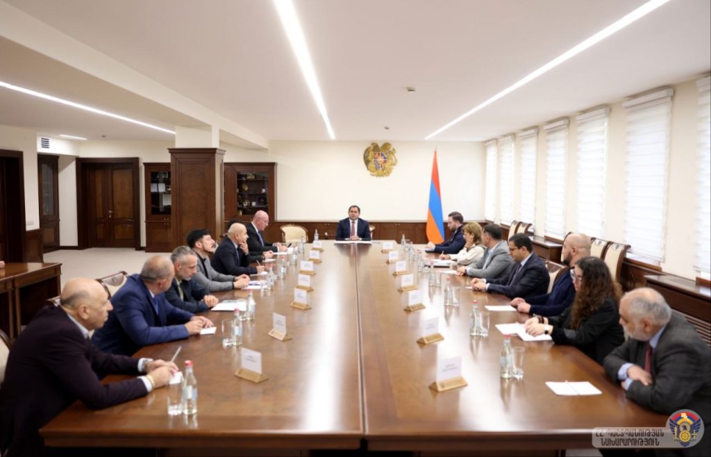 Сурен Папикян возглавил заседание общественного совета при Минобороны Армении