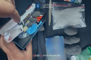 В Ереване в автомобиле обнаружили 22 пакета с веществом, похожим на «кристалл»: задержаны трое