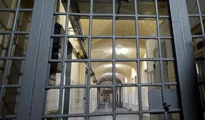 В Артикской тюрьме заключённый повредил замок камеры после оскорблений сотрудников
