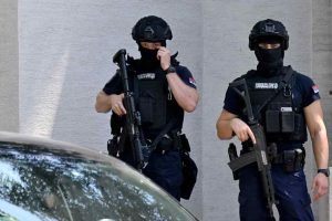 В Белграде подросток с двумя ножами напал на охранявшего посольство Израиля жандарма — нападавший убит