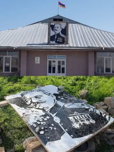 Экс-депутат заявил об удалении изображения генерала Андраника со стены школы в Артени