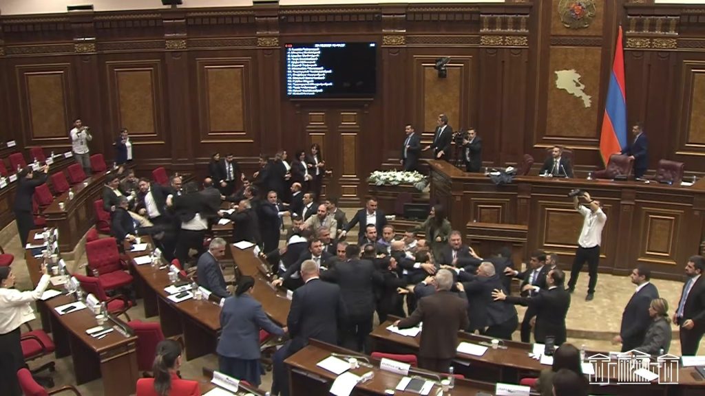 В парламенте Армении произошла потасовка между депутатами власти и оппозиции