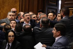 Кадры потасовки в парламенте: вице-спикер Ваге Алексанян бросил стул в оппозиционных депутатов