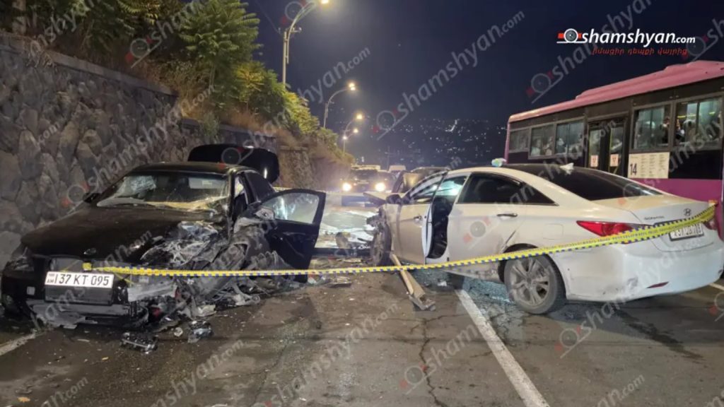 В Ереване Hyundai Sonata выехал на встречную полосу и врезался в BMW: пострадали два человека