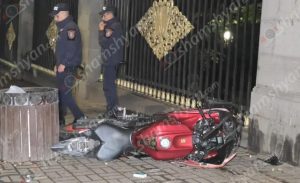 У здания парламента в Ереване Tesla столкнулась с мотоциклом: госпитализированы четыре человека