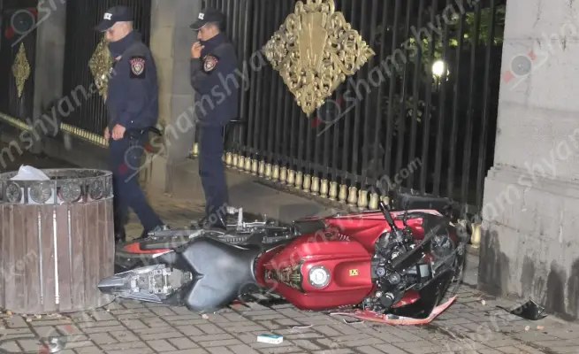 У здания парламента в Ереване Tesla столкнулась с мотоциклом: госпитализированы четыре человека