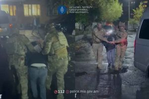 В Канаκераване задержали трех мужчин по подозрению в незаконном хранении оружия