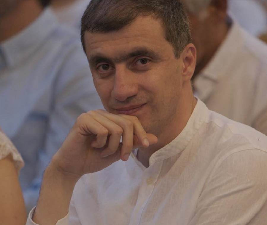 «Так не годится — откройте еще один пункт в шаурмичной на Туманяна»: Месроп Аракелян раскритиковал выдачу новых паспортов